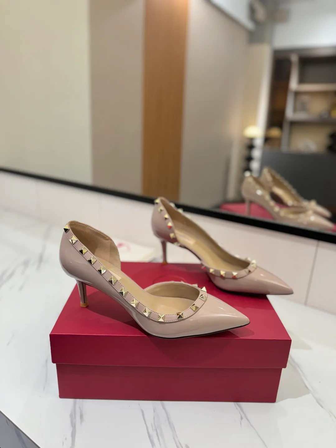 👟👟Ex-factory price 580👟👟 Valentino/Valentino rivet VT classic shoes, top replica! The side curves are perfect, the original molded custom-made rust-free rivets, and the textured hardware bring out a full sense of high-end, giving you a genuine foot feel! The first choice for high-end customers❤️ [Material] Upper: Original imported custom patent leather Lining: Original imported goatskin Outsole: Imported pearlescent leather outsole Heel height: 6.5CM Code number: 35-39 [34, 40, 41, 42 custom-made are not returnable]